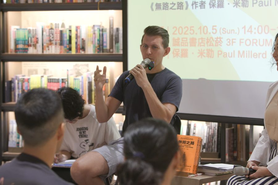 Paul speaking at eslite bookstore in Taipei